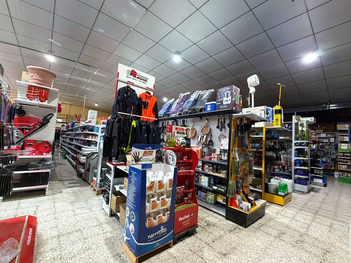 Interior de la ferretería Suministros Amador en Campo de Criptana: ropa laboral U-Power, menaje y expositores